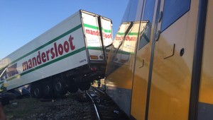 Zomrel rušňovodič vlaku, ktorý sa zrazil s kamiónom