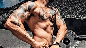 Český spevák, bývalý manžel Lucie Bílej, ohúril svojou figúrou!