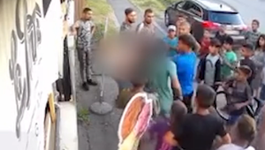 Pri hromadnej bitke ľudia údajne útočili aj na policajtov. Ich zákrok preveruje inšpekcia