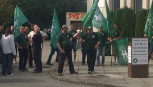 Kotlebovci protestovali v Gabčíkove, na Bergu sú prví migranti