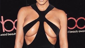 Dala si tie šaty naopak? Kardashian opäť vyrazila dych