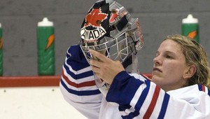 Hokejisti Montrealu strieľali na ženu!