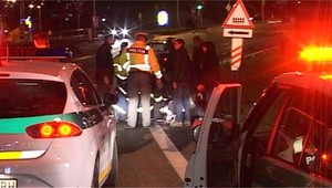 Auto zrazilo chodca. Bol v tmavom oblečení a tackal sa