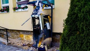 Policajti vyšetrujú útok na bankomat. Pomáhajú aj pyrotechnici