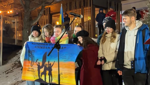 Ich odkaz zaznel až na fronte: Ukrajinskí vojaci poslali študentom z Popradu bojovú zástavu