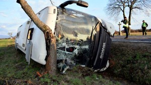 Nehoda pri Košiciach. Autobus plný študentov skončil v priekope