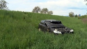 Mladý vodič bol smädný, po niekoľkých kotrmelcoch s autom skončil v priekope