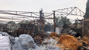 Obrovský požiar v Kolárove. Plamene zachvátili firmu na výrobu parkiet