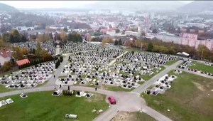 Autami cez celý cintorín rovno k hrobom. Aj takto nedôstojne sa správajú ľudia počas Dušičiek