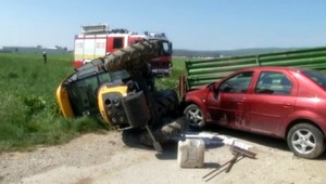 Osobné auto prevrátilo traktor. Vodiči skončili v nemocnici