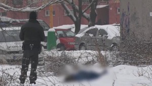 Na prievidzskom sídlisku našli nehybné telo muža. Ležal tvárou k zemi a bol vyzutý