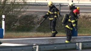 Vodiči, pozor! Časť D1 uzavreli, z kamiónu sa vyliala kyselina sírová