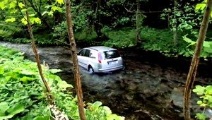 Staršia vodička zaspala za volantom, prebrala sa v potoku