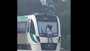 Kaskadérsky kúsok 23-ročného mladíka: Prichytený o koniec vlaku sa viezol rýchlosťou 110 km/h