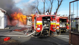 Zranení hasiči a zhorená ubytovňa. V Poprade hasia požiar 24 hodín