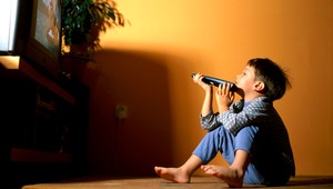 Poslanci navrhujú stopku reklame na alkohol a hazardné hry počas denného vysielania