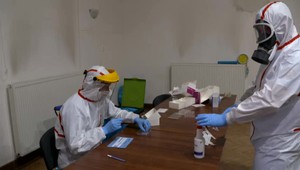 Kontrola výsledku testu na covid-19 na pracovisku alebo v obchode. Úrad verejného zdravotníctva zverejnil pravidlá