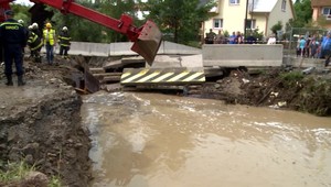 Silná búrka v Kysuciach strhla most. Niektorí obyvatelia zostali obmedzení