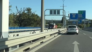 Vážna nehoda pri Kútoch: Zrážka dvoch autobusov s autom, hlásia zranených