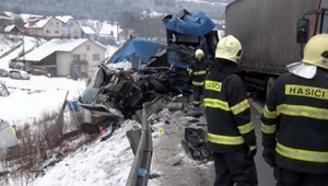 Na Kysuciach sa zrazili dva kamióny s autom, jeden mŕtvy