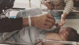 Hviezdny herec, ktorý má dávno po šesťdesiatke, sa stal otcom