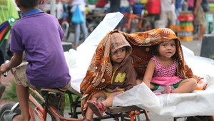 Deti sa otrávili sladkosťami, pred školou ich rozdávala skupina ľudí