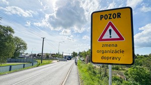 Kamióny museli spomaliť. Obyvatelia vyšli do ulíc, chceli riešiť situáciu na cestách