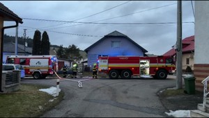 Hasiči zasahovali pri požiari domu. Jedna osoba sa nadýchala dymu