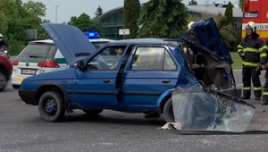 Nehoda troch áut v Komárne. V jednom sedela aj žena pred pôrodom