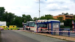 Hrozivá nehoda v Česku: Autobus vrazil do zastávky, nehodu neprežil 8- ročný chlapec