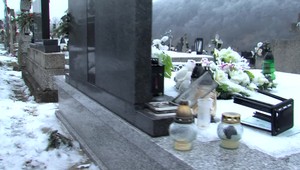 Namiesto na ihrisku sa hrali na cintoríne. Výsledkom je viac ako 60 poškodených hrobov v Brekove