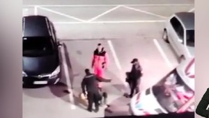 Policajt na ulici fackoval muža, ktorý spútaný sedel na zemi