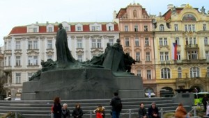 Ani sviatočná atmosféra neodradila vandalov. Jeden vyčíňal nahý, druhý zas dotvoril národnú pamiatku