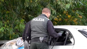 V odľahlej časti mesta našli okoloidúci vo vraku auta mŕtveho muža