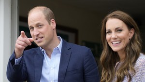 Portrét kráľovského páru v ŽIVOTNEJ veľkosti. TAKTO reagovali William a Kate