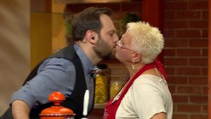 Junior nemal šancu utiecť pred cibuľovou pusou: Babka Janka sa vrátila s veľkým apetítom!