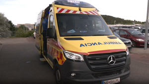 Otec nechal syna v rozhorúčenom aute a šiel na nákup. Tvrdil, že auto nechal odomknuté