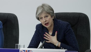 May chce poslancov opäť žiadať o čas na vyjednávanie. Podľa opozície premiérka predstiera pokrok