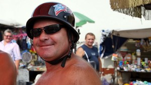 Nahý opilec nabúral "na krídlach lásky" 17 áut, aj policajné