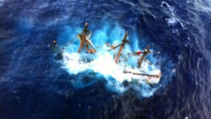 Horor na mori. Dva dni strávili turisti vo vode, s prevrátenou loďou