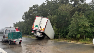 Kamión na D2 narazil do stromu. Polícia vyzýva k opatrnosti