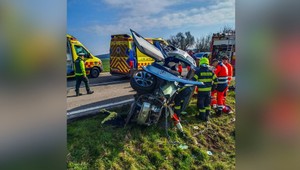 Tragická zrážka: Nákladné vozidlo skončilo mimo cesty, vodič osobného auta neprežil