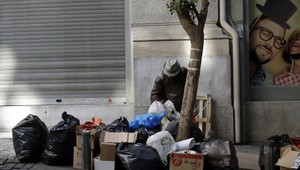 V Grécku nevyvážajú odpadky. Ulice v horúcom počasí zapáchajú