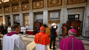 Vatikán zverejnil zábery zo súkromného obradu. Pápeža uložili do hrobky