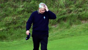 Moderátorka grilovala princa Andrewa. Prehovoril o zneužití neplnoletej a podpílil si konár!