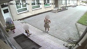 Drzosť nemá hraníc! Mužovi ukradli kvety priamo spred dverí