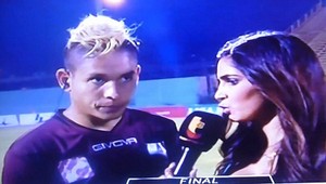 Megasvinstvo! Brutálny kop fanúšika do chrbta hráča počas TV rozhovoru!