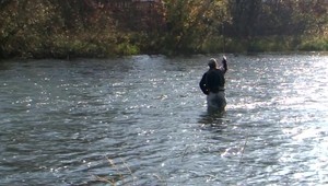 Vlak v Ružomberku zachytili muža. Po náraze ho odhodilo priamo do Váhu