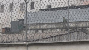 Príslušník väzenskej stráže mal u seba prechovávať psychotropné látky