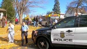 Muž strieľal v autobuse plnom detí, z miesta ušiel